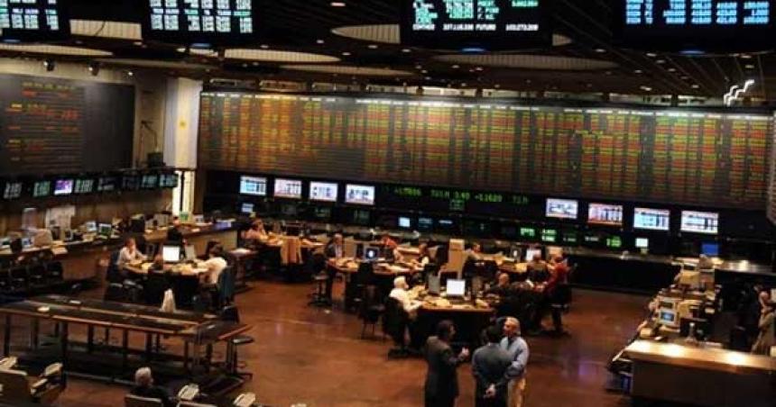 Bajan acciones y bonos tras la flexibilizacioacuten del cepo cambiario