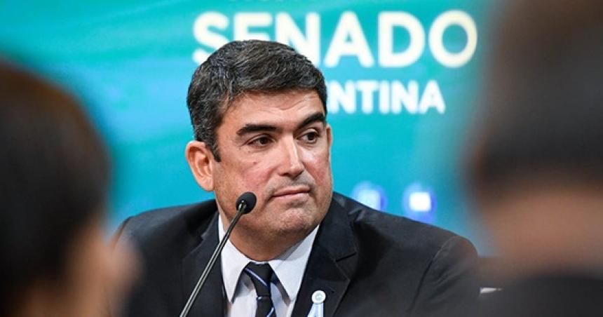 El senador Daniel Bensusaacuten presentoacute un proyecto de ley para que se garantice el financiamiento universitario