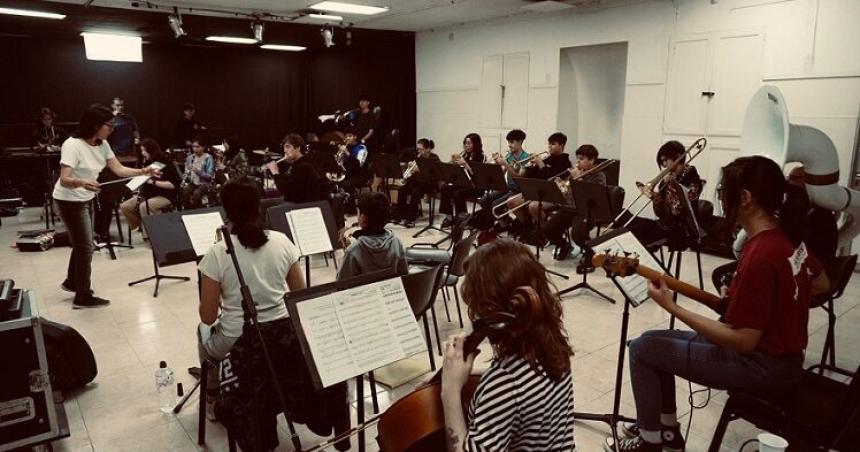 El Ensamble de Vientos Cuerdas y Percusioacuten festeja sus 10 antildeos con un concierto
