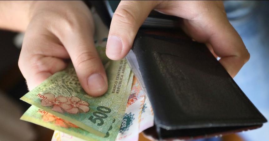 Los salarios le ganaron a la inflacioacuten en mayo pero auacuten no logran revertir caiacuteda del inicio de la era de Javier Milei