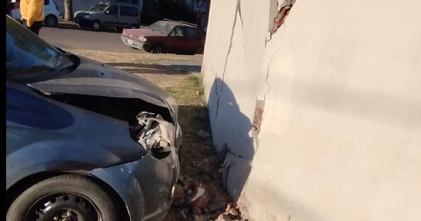 Chocaron dos autos y uno impactoacute contra una casa
