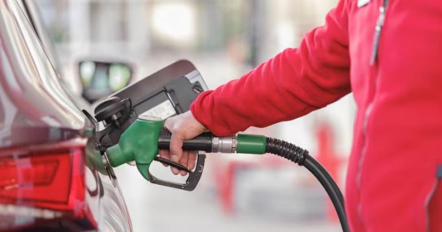 Queacute le pasa al motor del auto si se mezcla nafta premium y suacuteper