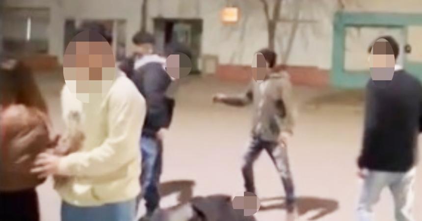 Revelan imaacutegenes de violentos enfrentamientos callejeros en Winifreda