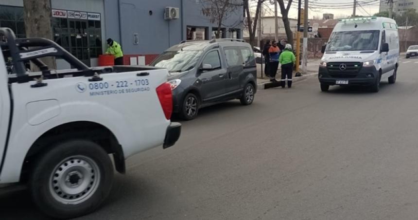 Frenoacute por un camioacuten y lo chocoacute un cadete en moto