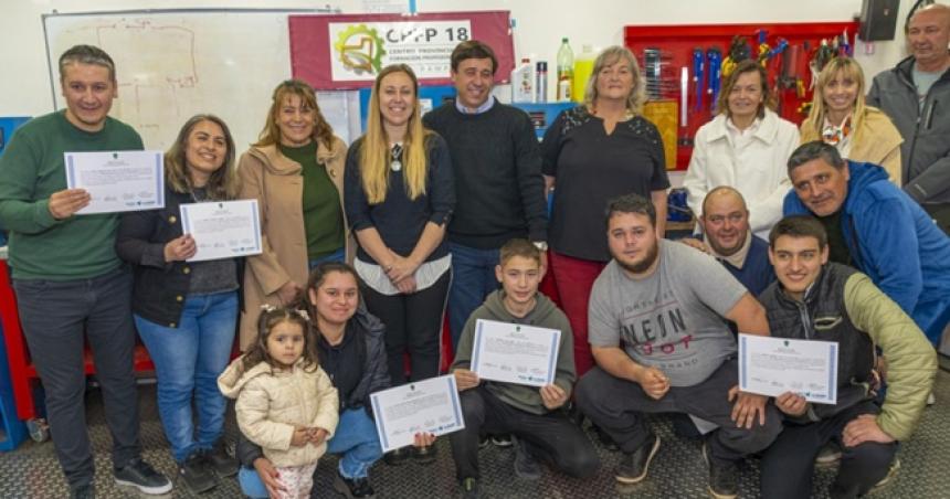 Entregaron certificados de capacitaciones laborales en Winifreda