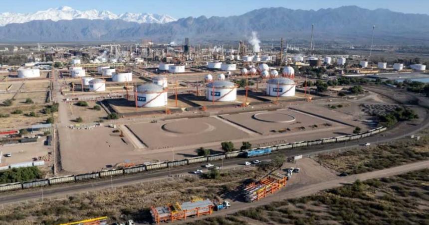La mayor inversioacuten de la historia de YPF se haraacute en Riacuteo Negro