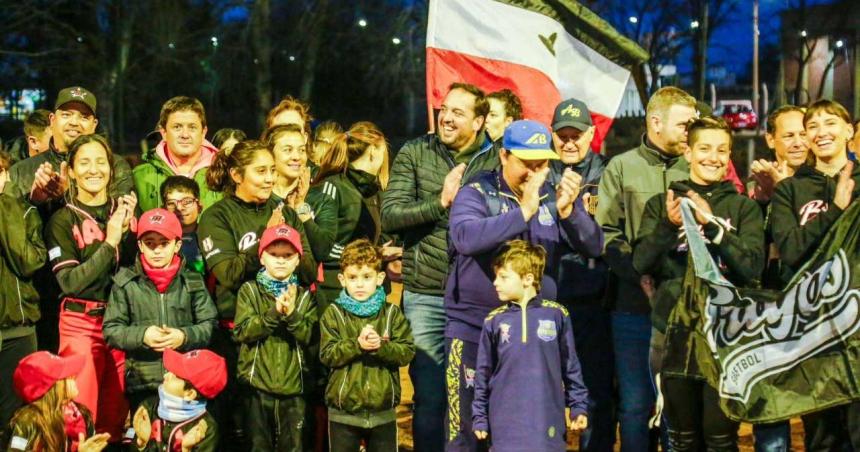 Entregaron nueva iluminaria para el Campo de Soacuteftbol