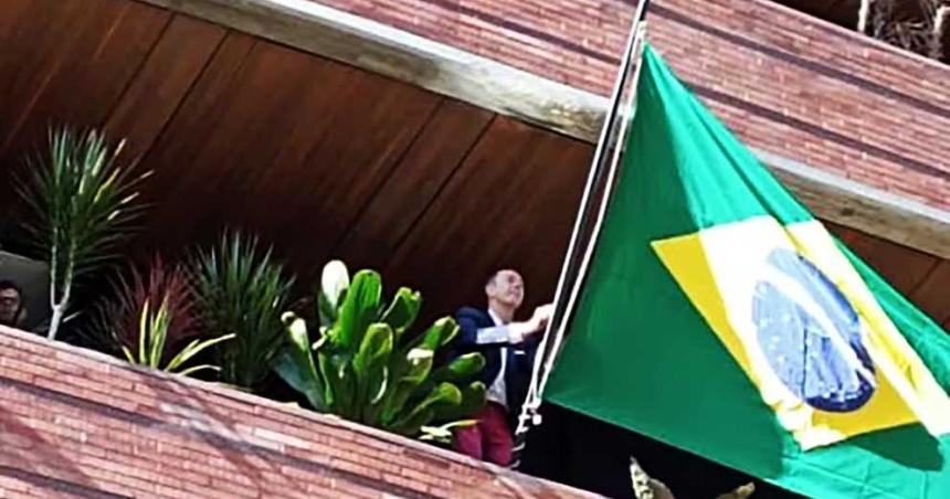 Los diplomaacuteticos argentinos dejaron Venezuela con apoyo de Brasil Meacutexico e Italia y viajan a Portugal