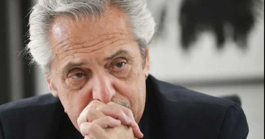 Los chats que complican a la exsecretaria de Alberto Fernaacutendez en la causa por los seguros
