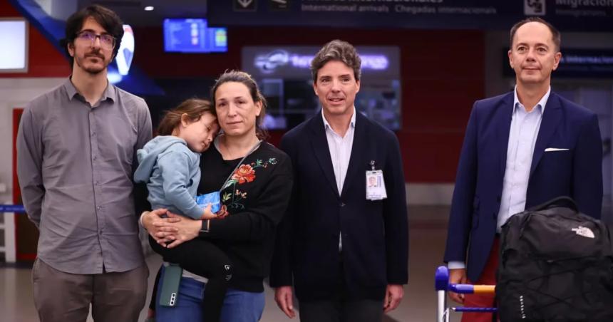 Regresaron al paiacutes los diplomaacuteticos argentinos que fueron expulsados de Venezuela