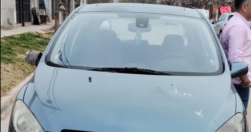 Discutieron uno le tiroacute un ladrillo y el otro lo pasoacute por arriba