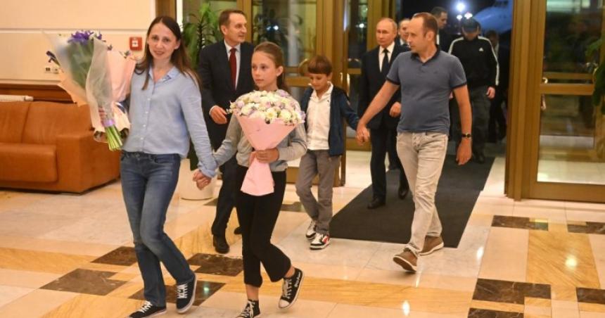 Los hijos de esta pareja de espiacuteas rusos que se haciacutean pasar por argentinos se enteraron de su verdadera nacionalidad en el vuelo hacia Moscuacute