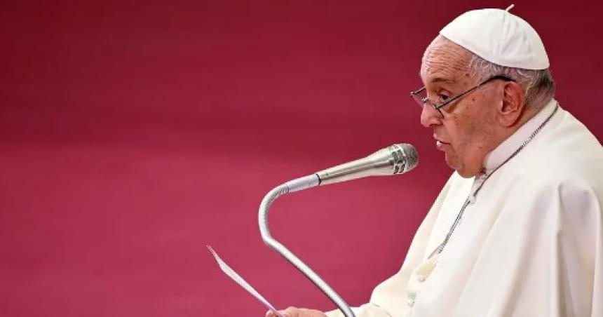 El papa Francisco pide abandonar la obsesioacuten por las pantallas- Un buen libro nos ayuda a sobrellevar la tormenta