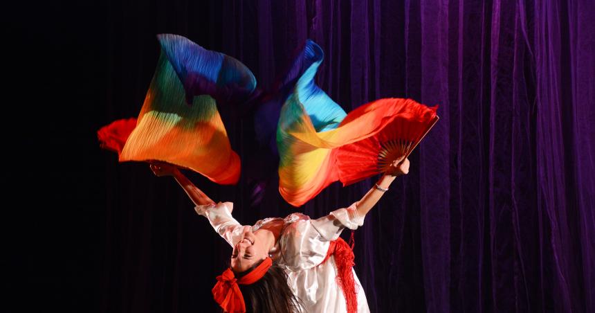 Los inmigrantes tuvieron su fiesta en el Teatro Espantildeol