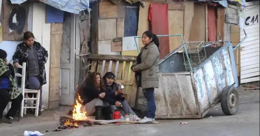 Seguacuten la UCA el 55-en-porciento- de la poblacioacuten argentina es pobre