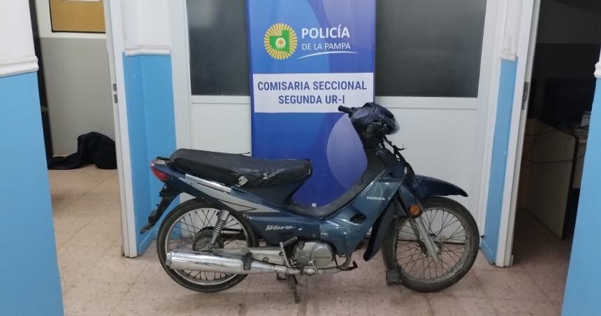Recuperan una moto robada por un menor de 15 antildeos