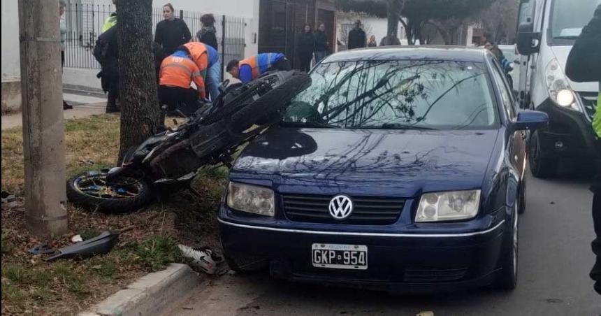 Un motociclista en grave estado tras impactar un coche estacionado en Santa Rosa