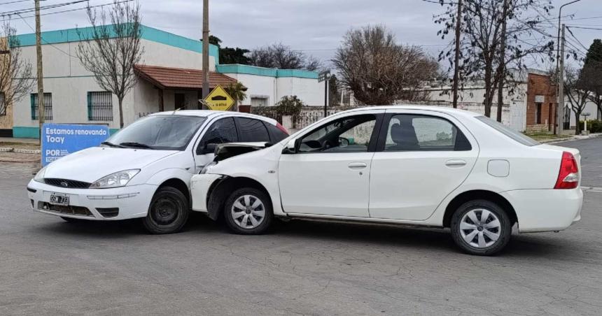 Dos automoacuteviles chocaron en pleno centro de Toay