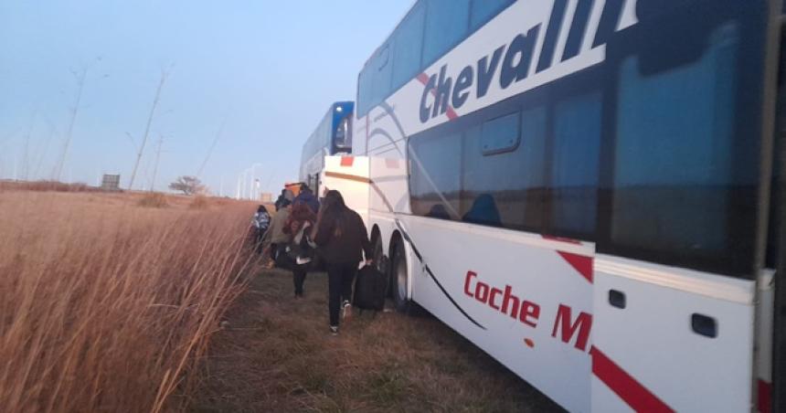 Pasajeros de un micro quedaron varados sobre la Ruta Nacional 188