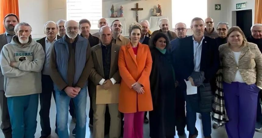 Aparecioacute la foto de los diputados libertarios junto a los represores en Ezeiza