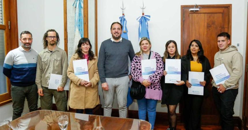 Santa Rosa- Di Naacutepoli entregoacute creacuteditos a emprendedores por maacutes de 9 millones