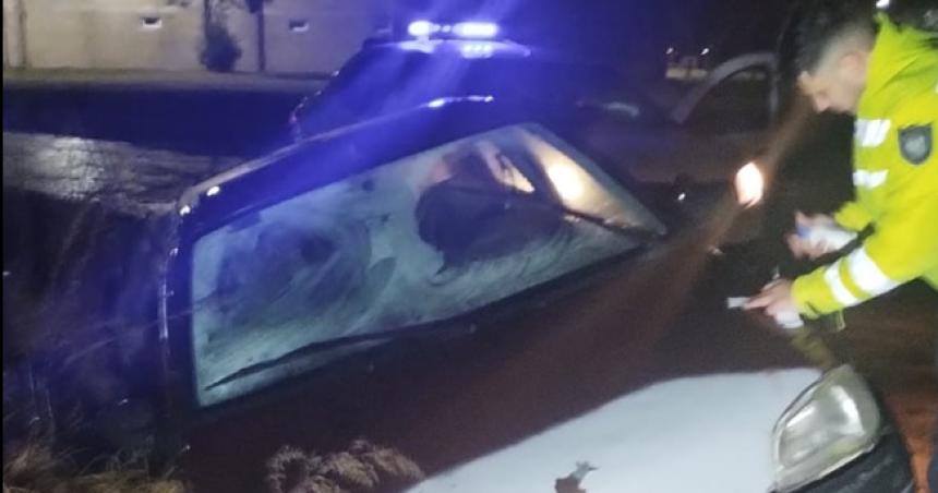 Perdioacute el control del auto y cayoacute a una zanja