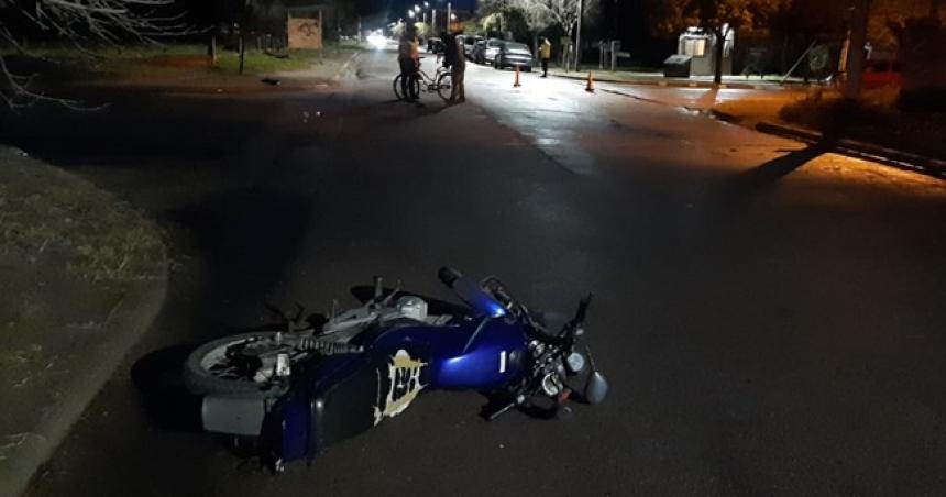 Un ciclista fracturado en un choque con una moto