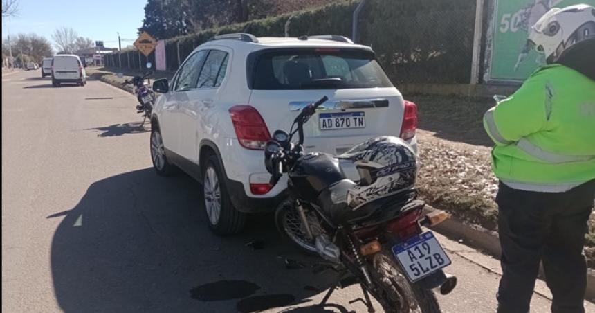 Otro motociclista chocoacute un auto estacionado