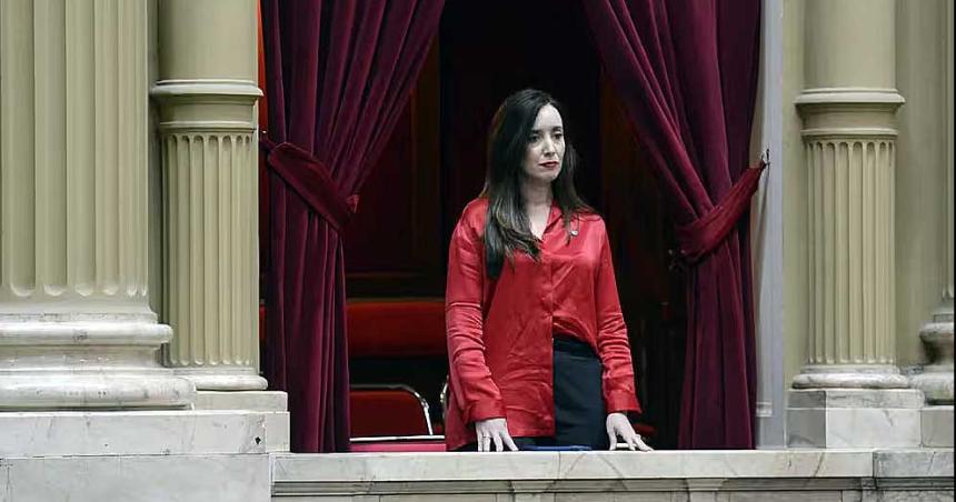 Una vida repugnante mientras levanta el dedo de la moral