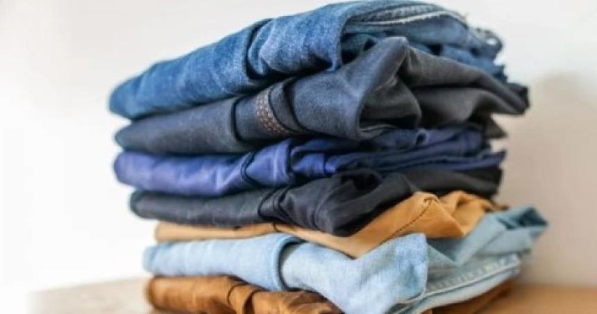 Si no te gusta planchar miraacute este truco para tender tus pantalones que seguro no conociacuteas