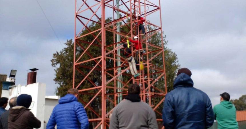 Realizan una jornada de seguridad para trabajos en altura