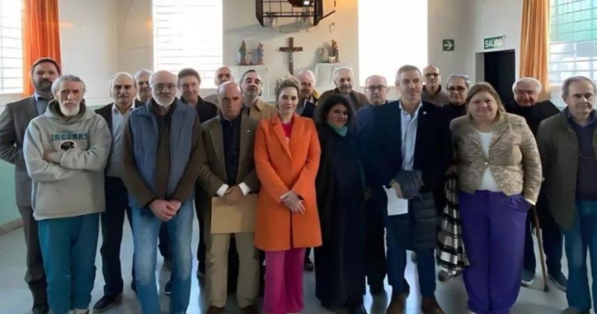 Malestar en la Iglesia con el cura que gestionoacute la reunioacuten de diputados libertarios con represores en Ezeiza