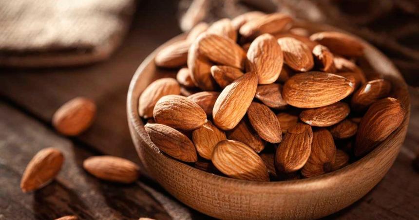 Almendras vs nueces- cuaacuteles son las propiedades nutricionales y beneficios de cada una