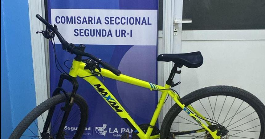 Roboacute una bicicleta se le cayoacute el documento y lo detuvieron