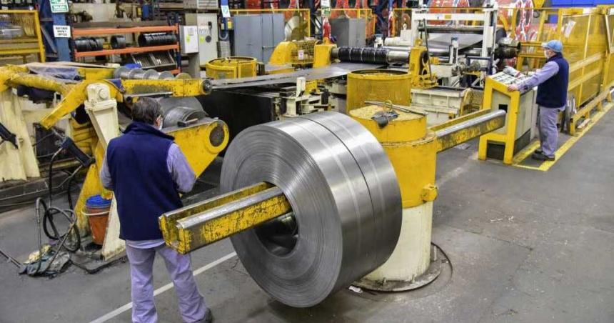 La industria ya acumula 13 meses de caiacuteda y preocupa el impacto sobre el empleo