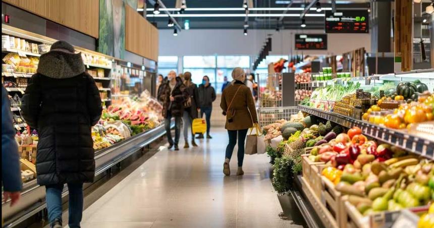 El consumo masivo no encuentra piso- en julio se derrumboacute 16-en-porciento- y no hay sentildeales de reactivacioacuten