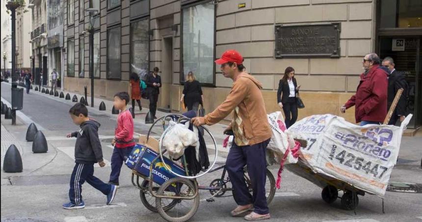 Un informe revela que 6 de cada 10 nintildeos y adolescentes viven en la pobreza en Argentina