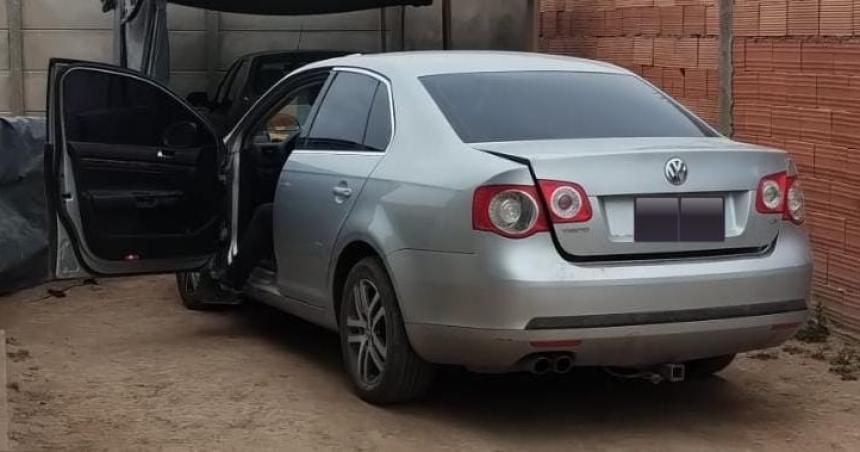 Robaron un auto del interior de un garage y lo dejaron en otra casa