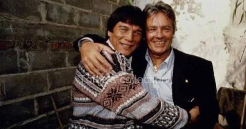 La amistad entre Alain Delon y Carlos Monzoacuten- de las fiestas en Pariacutes a la cama de la caacutercel de Las Flores