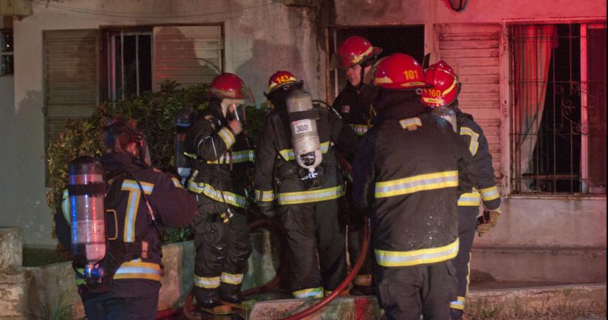 El fuego destruyoacute una casa y un departamento en General Pico