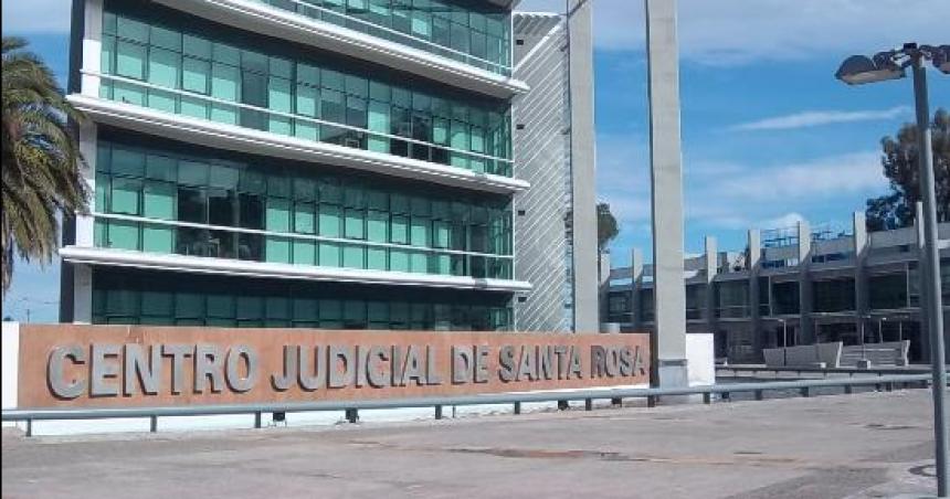 Condenaron a un policiacutea por agredir a un detenido