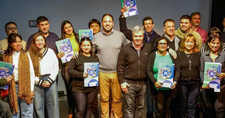 Santa Rosa- Di Naacutepoli entregoacute 20 millones a emprendedores sociales