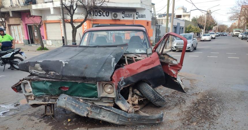 Joven herido por un choque entre una camioneta y un camioacuten del EMHSU