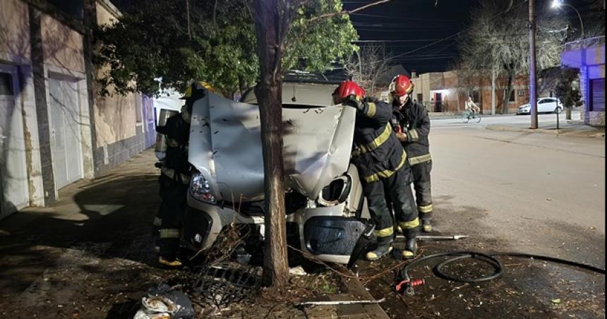 Conductora perdioacute el control y chocoacute contra un aacuterbol