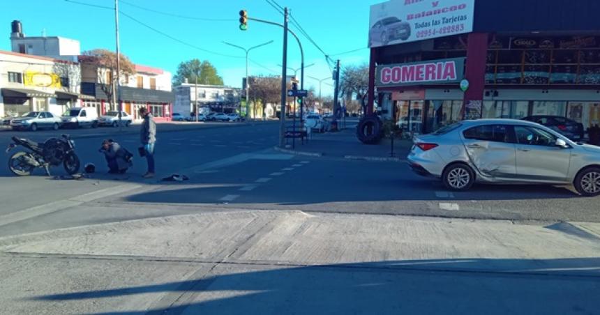 Motociclista cruzoacute en rojo y chocoacute a un auto