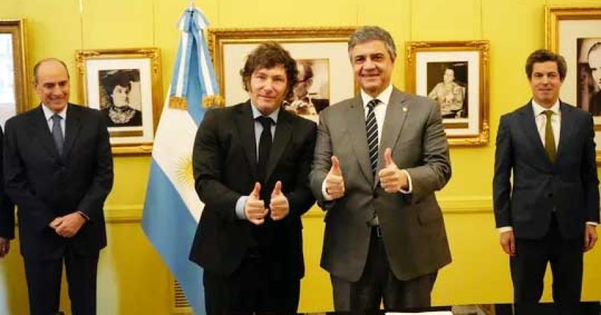 Milei firmoacute con Jorge Macri el traspaso de 31 liacuteneas de colectivos
