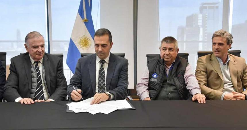 Logran acuerdo laboral entre trabajadores jeraacuterquicos y las caacutemaras empresarias del petroacuteleo