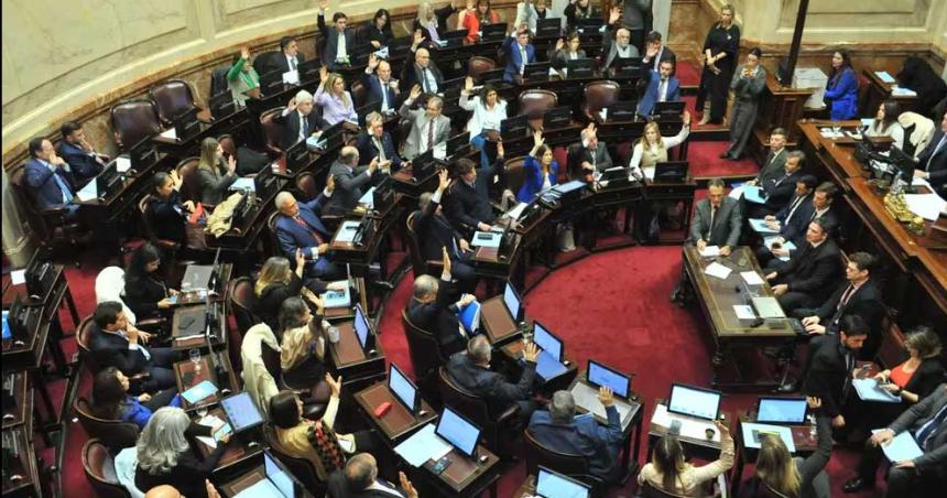 En un clima de tensioacuten y sin temario definido el Senado decidiraacute si sesiona por leyes clave