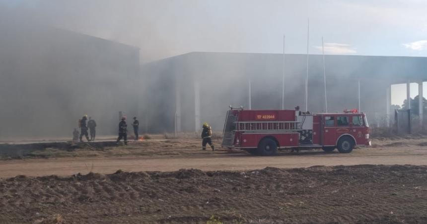 Incendio provocoacute dantildeos en un galpoacuten de General Pico