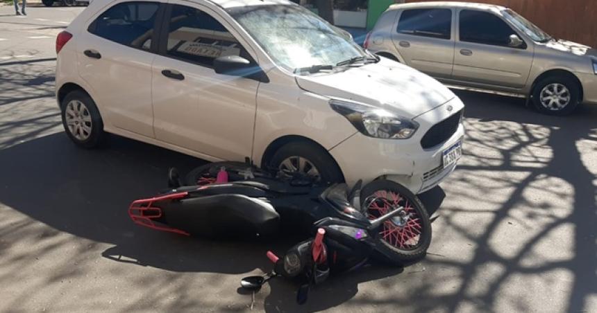 Una motociclista herida por un choque